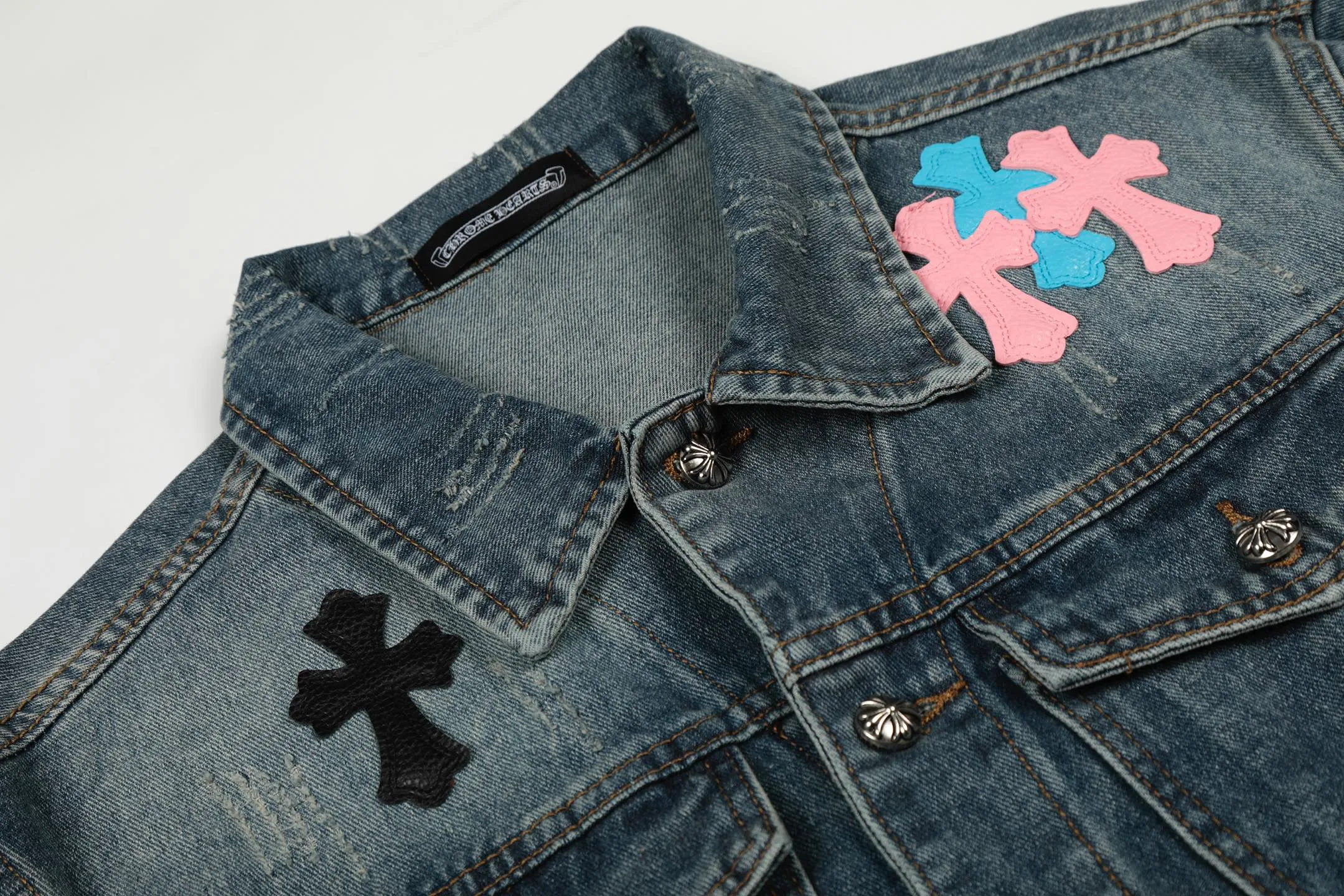 P270 💰 Chrome Hearts Chrome Hearts leather cross patch color leather embroidered shirt denim jacket OS version can be worn by both men and women! The fabric is made of twill gauze cotton fabric! The texture is clear and smooth, not easy to wrinkle or fade! The embroidery process is complex and repetitive. There are more than 20 leather labels. It takes 6 repeated embroidery steps to complete the back body. The requirements for the embroidery machine are very strict, and the distance is 45 cm! It won’t work if the spacing is too big, and it won’t work if it’s too small! We make clothes with care, and every detail must be restored one to one! The hardware is all carved and cast, and they are all genuine from the original factory! This piece of clothing consumes a lot of material, with more than 3 meters of material used for one piece of clothing! After the garment is made, it needs to be fixed at high temperature, washed at a water temperature of more than 70 degrees, and softened by adding softener to make the upper body softer and smoother! There is a flap on the sleeve that can be stored into short sleeves! Adapt it to that understanding Color: Blue Size: S-M-L-XL